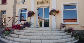Vue extérieure de la mairie de St Aubin le Cloud